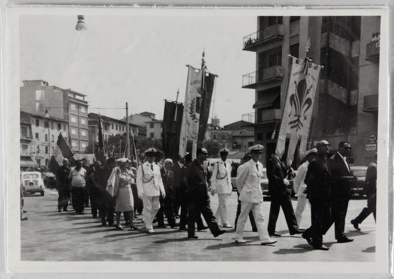 Poggibonsi, 18-19 luglio 1964, XX° anniversario della liberazione e conferimento ad Alcide Cervi della cittadinanza onoraria. Rappresentanze municipali sfilano al corteo lungo le vie della città